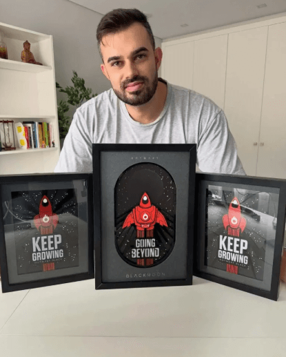 Fabio Serna Creador de Partner 360 con sus 3 premios Blackmoon hotmart 2025