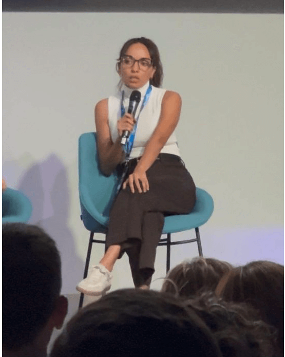 Erika en el Mastermind Partner 360 Valencia septiembre 2025 dando mi testimonio en Mesa redonda