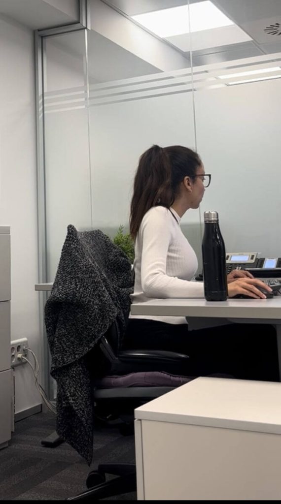 Erika en su etapa como asalariada en 2024, antes de formarse en marketing de afiliados y entrar en Partner 360