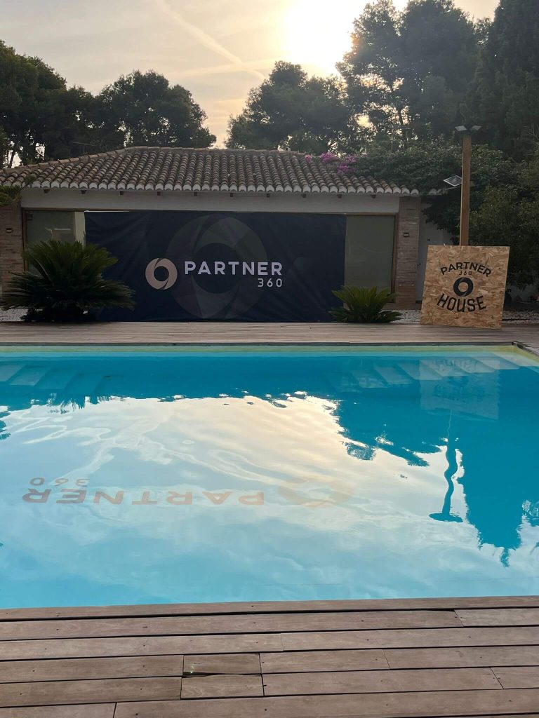 Erika en el Mastermind Partner 360 Valencia septiembre 2025 junto al equipo oficial