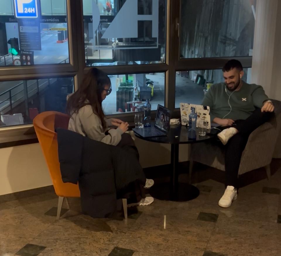 Erika junto a Fabio Serna durante una reunión presencial del equipo Partner 360 en Andorra en enero de 2025
