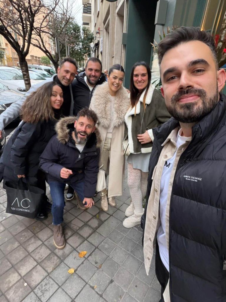 Fabio Serna junto a parte del equipo Partner 360 tras una comida de Navidad en Madrid en diciembre de 2025