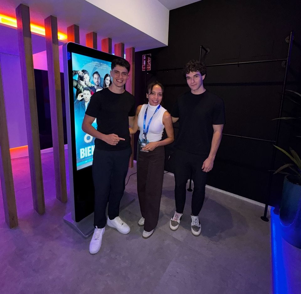 Erika junto a Gabriel y Rodri Oliveira, expertos en lanzamientos digitales, durante el evento Partner 360 celebrado a finales de septiembre de 2025