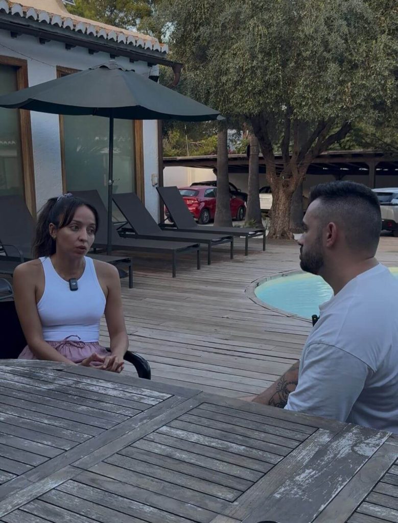 Fabio Serna entrevistando a Erika Ramírez en la villa del Mastermind Partner 360 el viernes del último fin de semana de septiembre, tras pasar allí tres días completos